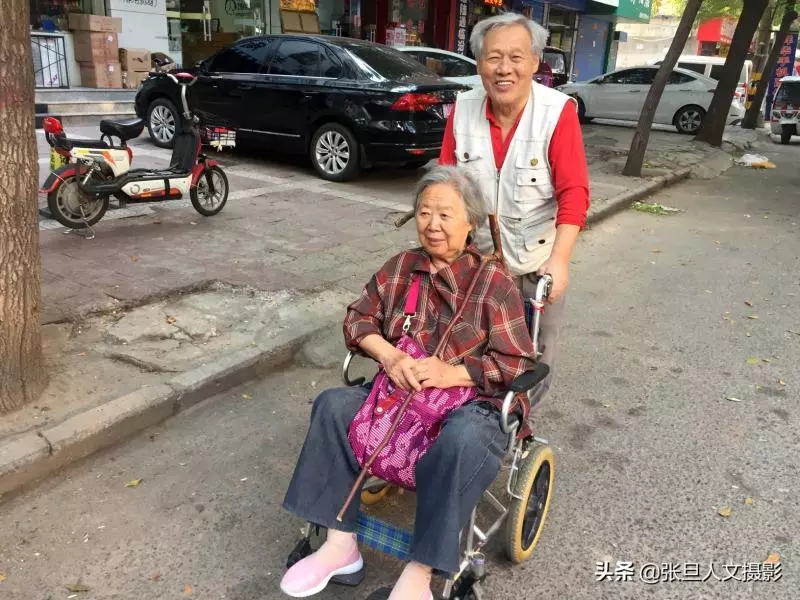 親上加親!88歲爺爺「推坐輪椅86歲老伴」同兄弟娶姊妹 「兒女全是高材生」幸福生活一輩子