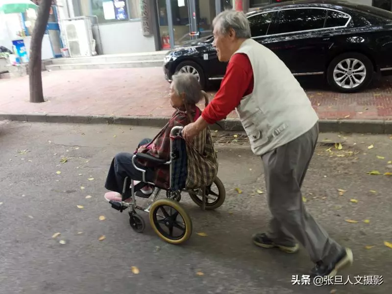 親上加親!88歲爺爺「推坐輪椅86歲老伴」同兄弟娶姊妹 「兒女全是高材生」幸福生活一輩子