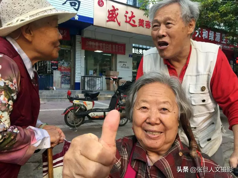 親上加親!88歲爺爺「推坐輪椅86歲老伴」同兄弟娶姊妹 「兒女全是高材生」幸福生活一輩子