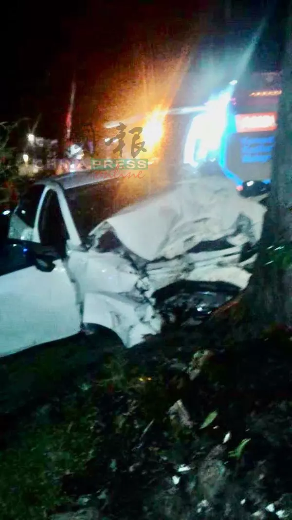 轎車失控撞樹 情侶共赴黃泉