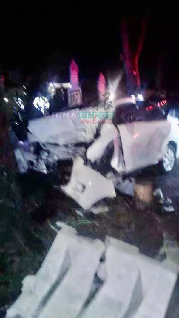 轎車失控撞樹 情侶共赴黃泉