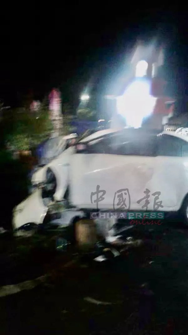 轎車失控撞樹 情侶共赴黃泉