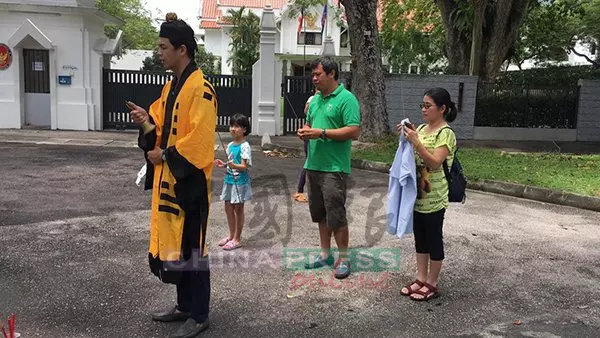 轎車失控撞樹 情侶共赴黃泉