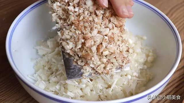 金針菇最好吃的做法,不塞牙易消化,加花生簡單一做,全家都愛吃