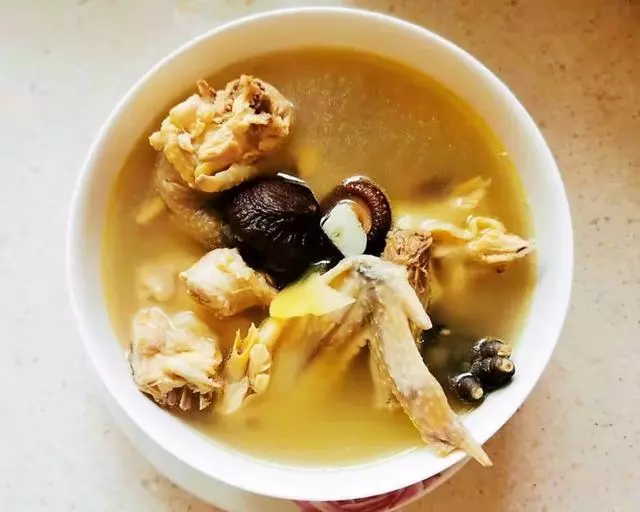 燉雞湯,最忌直接燉!飯店大廚:多加一步,雞肉香嫩無腥味