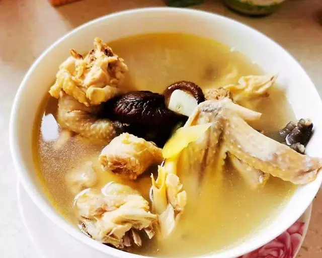 燉雞湯,最忌直接燉!飯店大廚:多加一步,雞肉香嫩無腥味