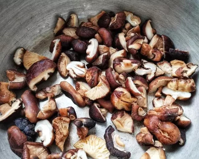 燉雞湯,最忌直接燉!飯店大廚:多加一步,雞肉香嫩無腥味