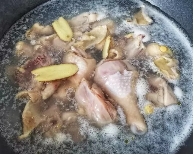 燉雞湯,最忌直接燉!飯店大廚:多加一步,雞肉香嫩無腥味