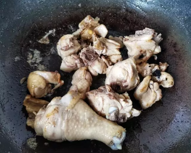 燉雞湯,最忌直接燉!飯店大廚:多加一步,雞肉香嫩無腥味