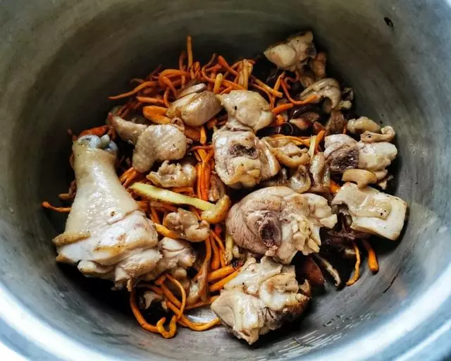 燉雞湯,最忌直接燉!飯店大廚:多加一步,雞肉香嫩無腥味