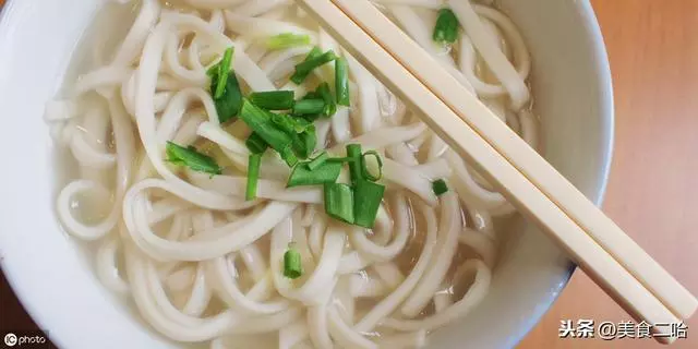 用菠菜做面居然這麼好吃,不用榨汁,酸辣清口,好吃到給肉都不換