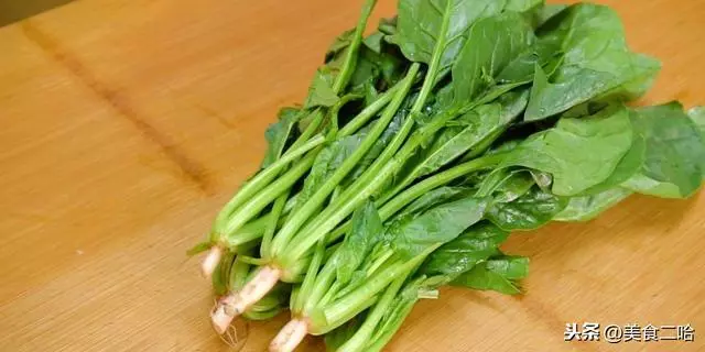 用菠菜做面居然這麼好吃,不用榨汁,酸辣清口,好吃到給肉都不換