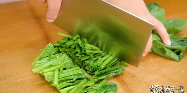 用菠菜做面居然這麼好吃,不用榨汁,酸辣清口,好吃到給肉都不換