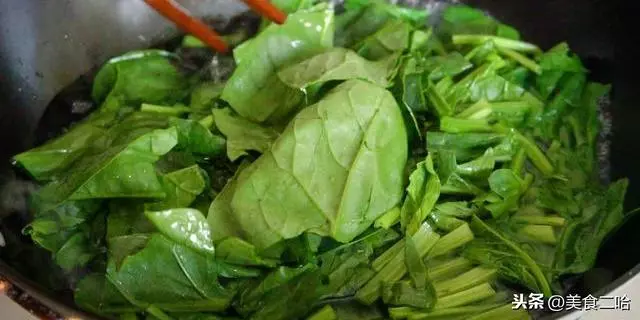 用菠菜做面居然這麼好吃,不用榨汁,酸辣清口,好吃到給肉都不換