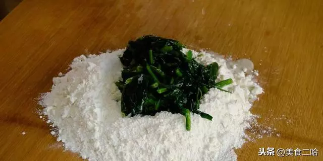 用菠菜做面居然這麼好吃,不用榨汁,酸辣清口,好吃到給肉都不換