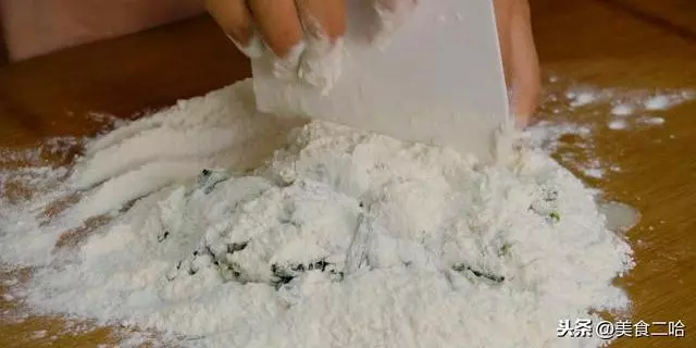 用菠菜做面居然這麼好吃,不用榨汁,酸辣清口,好吃到給肉都不換