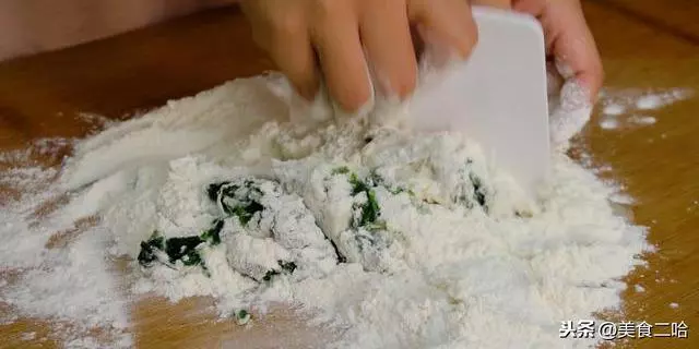用菠菜做面居然這麼好吃,不用榨汁,酸辣清口,好吃到給肉都不換