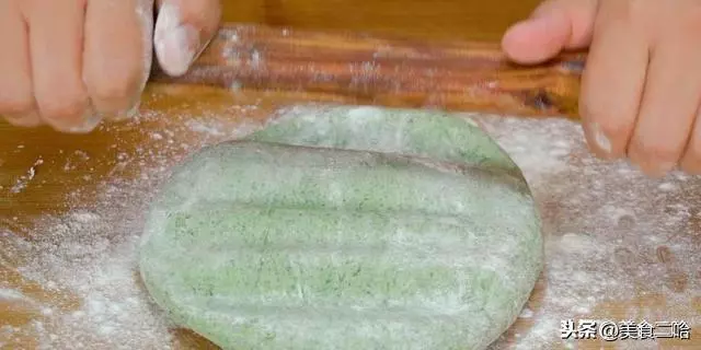 用菠菜做面居然這麼好吃,不用榨汁,酸辣清口,好吃到給肉都不換