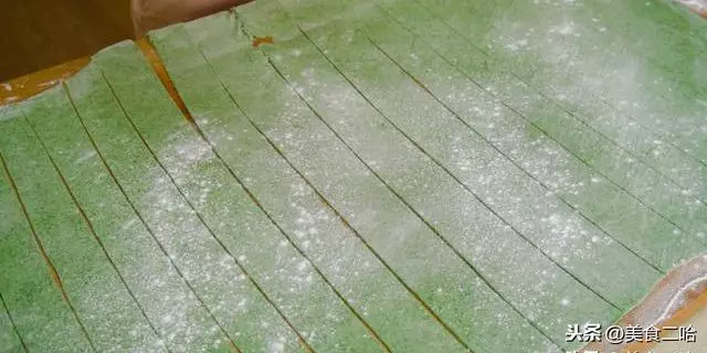 用菠菜做面居然這麼好吃,不用榨汁,酸辣清口,好吃到給肉都不換