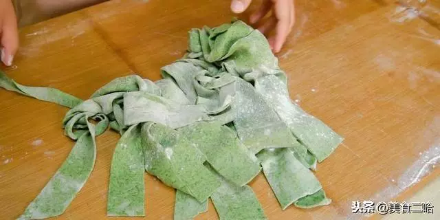用菠菜做面居然這麼好吃,不用榨汁,酸辣清口,好吃到給肉都不換