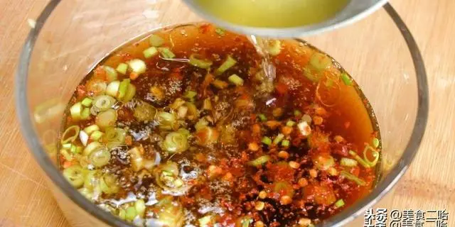 用菠菜做面居然這麼好吃,不用榨汁,酸辣清口,好吃到給肉都不換