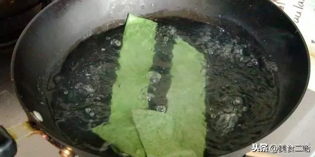 用菠菜做面居然這麼好吃,不用榨汁,酸辣清口,好吃到給肉都不換