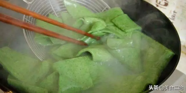 用菠菜做面居然這麼好吃,不用榨汁,酸辣清口,好吃到給肉都不換
