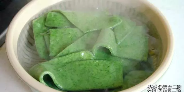 用菠菜做面居然這麼好吃,不用榨汁,酸辣清口,好吃到給肉都不換