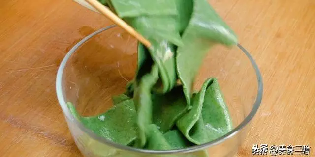 用菠菜做面居然這麼好吃,不用榨汁,酸辣清口,好吃到給肉都不換