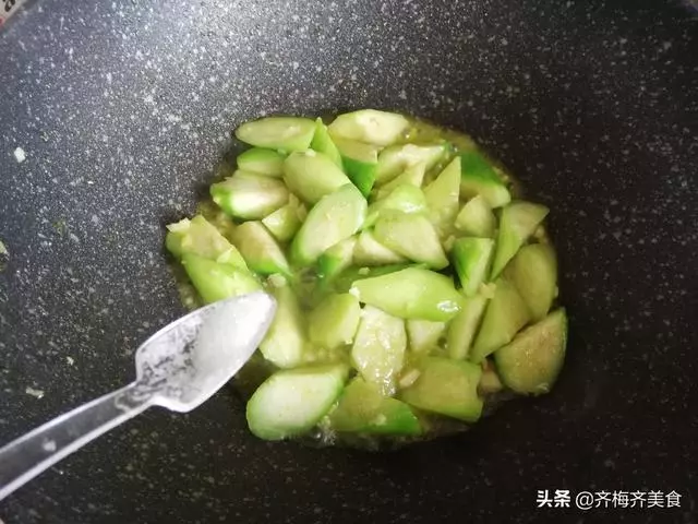 晚餐不知道吃啥?這道菜簡單快手,葷素搭配營養均衡,10分鐘上桌