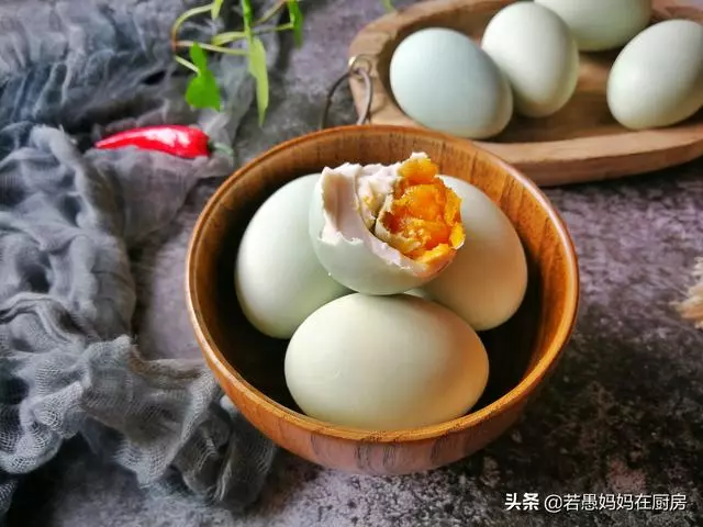腌制鹹鴨蛋好吃有秘訣,無需黃泥,無需鹽水,個個起沙流油,真香