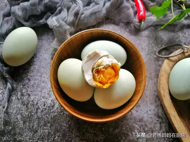 腌制鹹鴨蛋好吃有秘訣,無需黃泥,無需鹽水,個個起沙流油,真香