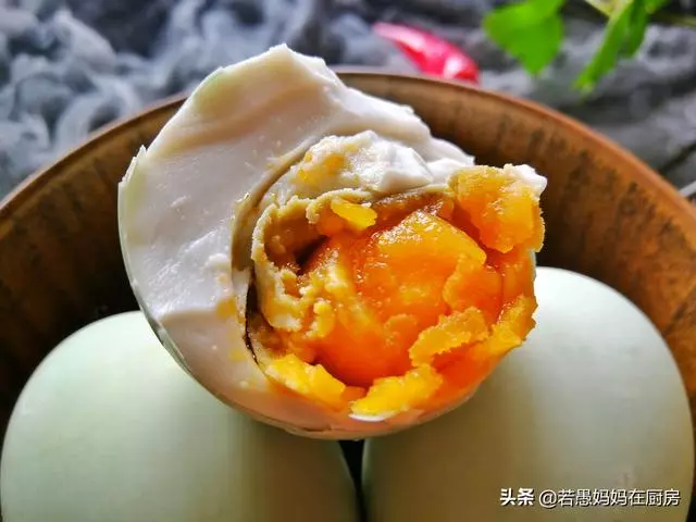 腌制鹹鴨蛋好吃有秘訣,無需黃泥,無需鹽水,個個起沙流油,真香