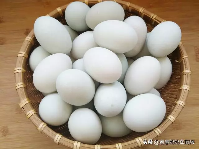腌制鹹鴨蛋好吃有秘訣,無需黃泥,無需鹽水,個個起沙流油,真香
