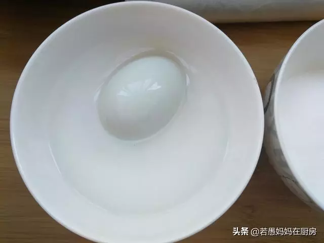 腌制鹹鴨蛋好吃有秘訣,無需黃泥,無需鹽水,個個起沙流油,真香