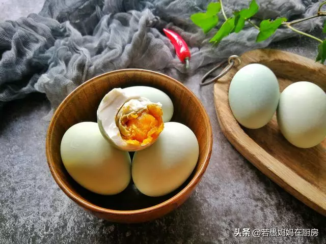 腌制鹹鴨蛋好吃有秘訣,無需黃泥,無需鹽水,個個起沙流油,真香