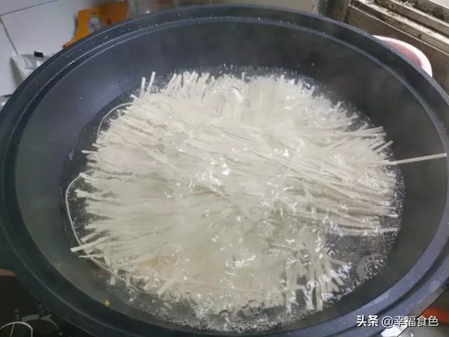 麵條這樣做,很多人都喜歡,簡單又快手,而且吃不膩