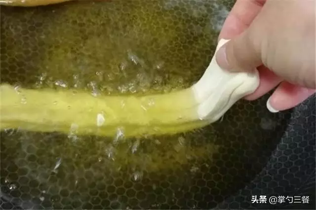 想吃油條不要再買了,教你一個簡單易學的做法,酥鬆綿軟乾淨衛生