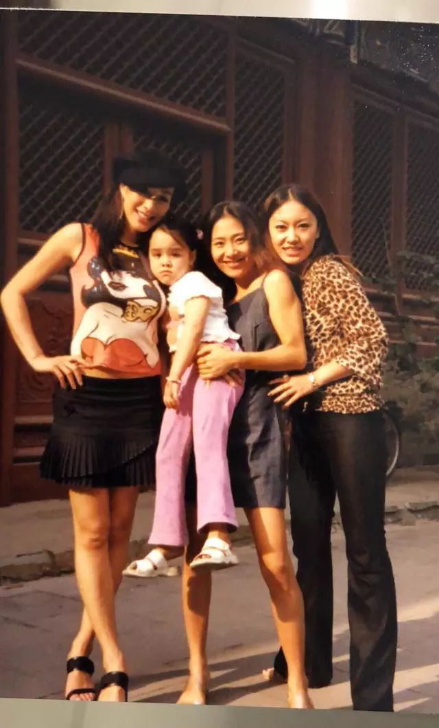 鍾麗緹大女兒曬美照九宮格,身材豐腴但畫風小清新,滿臉雀斑搶鏡