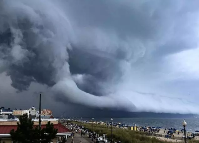 時空門出現在美國海灘?天氣狀況頗為詭異,目擊者稱宛如末日來臨 ~