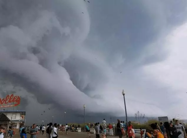 時空門出現在美國海灘?天氣狀況頗為詭異,目擊者稱宛如末日來臨 ~