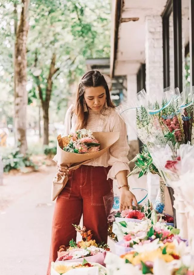 鍾麗緹大女兒曬美照九宮格,身材豐腴但畫風小清新,滿臉雀斑搶鏡