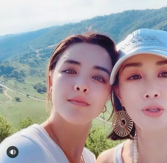 鍾麗緹大女兒曬美照九宮格,身材豐腴但畫風小清新,滿臉雀斑搶鏡
