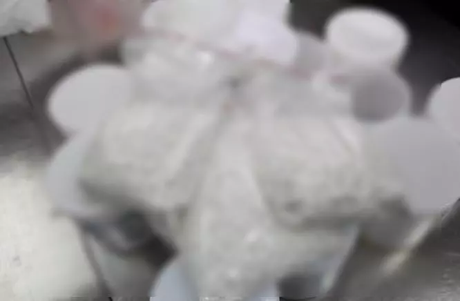真會塞!熱褲小蠻腰正妹進警局 。。 嚇到站不穩!
