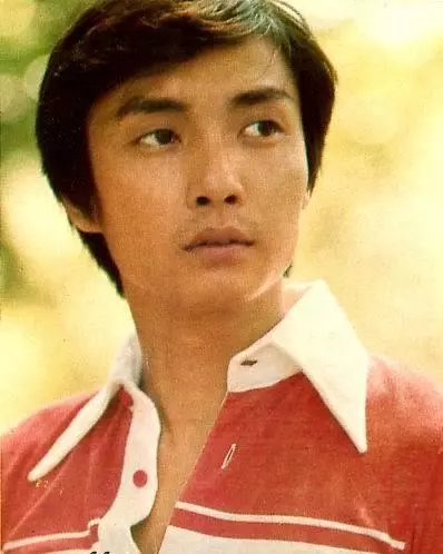 劉松仁小20歲空姐嬌妻近照曝光,當年比劉德華還要紅,如今娶空姐生活幸福!