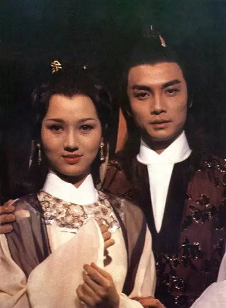 劉松仁小20歲空姐嬌妻近照曝光,當年比劉德華還要紅,如今娶空姐生活幸福!