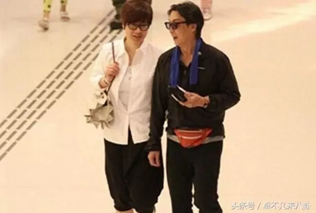 劉松仁小20歲空姐嬌妻近照曝光,當年比劉德華還要紅,如今娶空姐生活幸福!