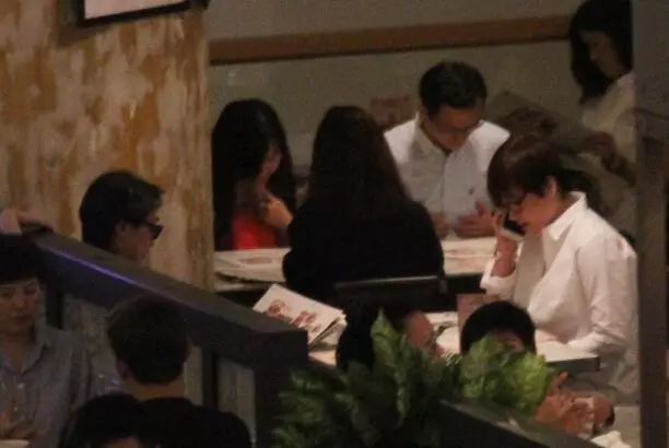 劉松仁小20歲空姐嬌妻近照曝光,當年比劉德華還要紅,如今娶空姐生活幸福!