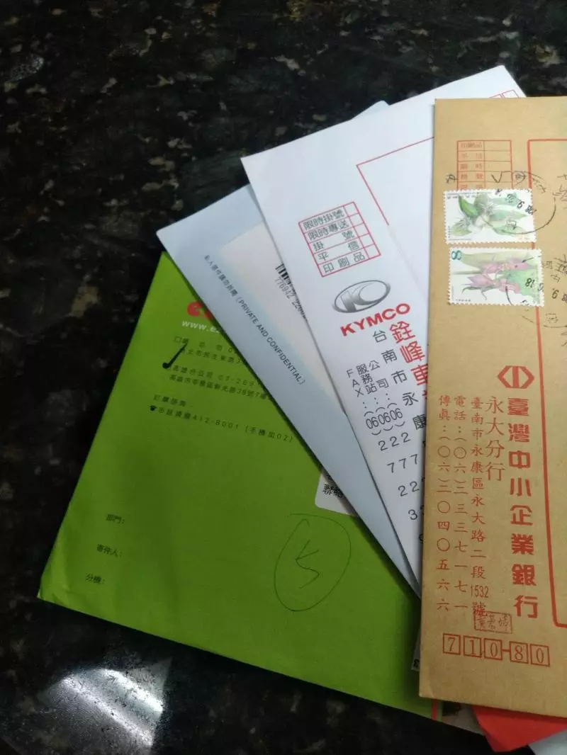 大樓管理員只是通知住戶領個掛號信,卻目睹情侶因為掛號信吵架而分手的悲慘故事