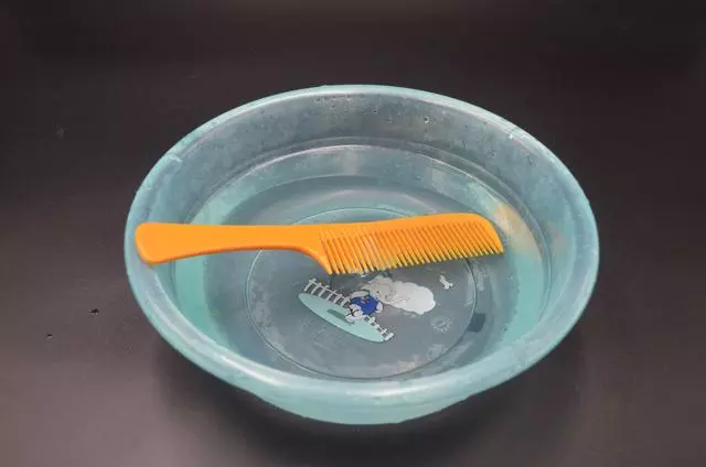在梳子上塗抹牙膏,作用真厲害,解決了很多家庭的困擾
